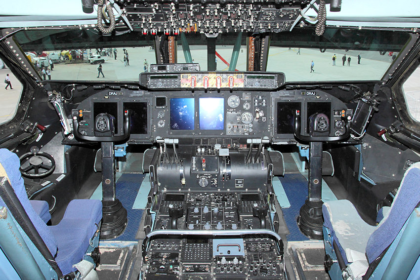 http://www.bredow-web.de/Lockheed_C-5_Cockpit.jpg